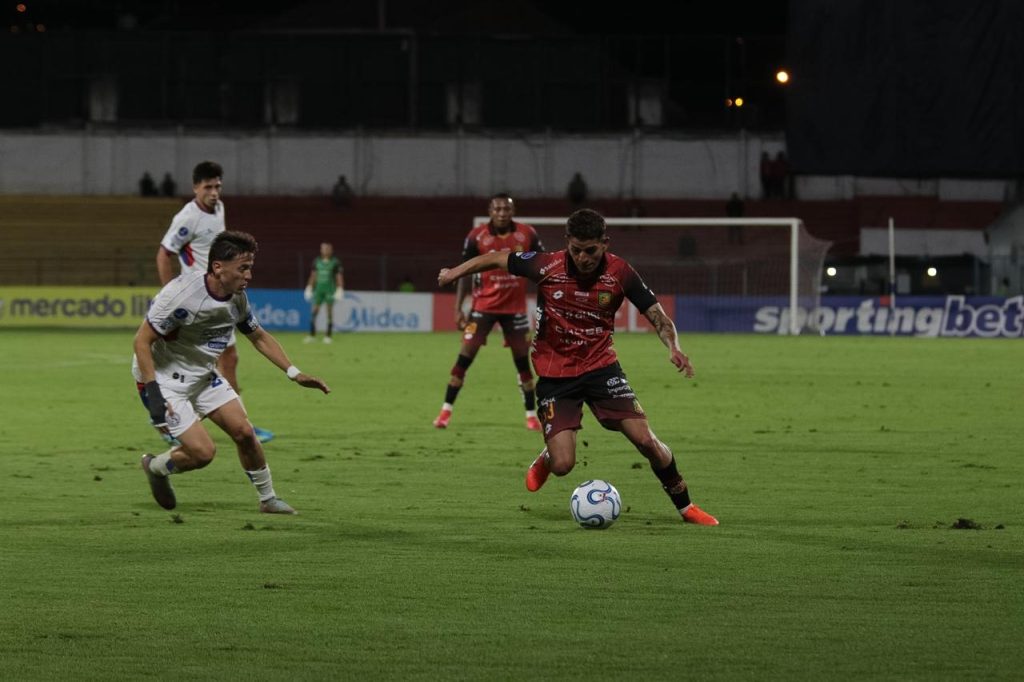 Deportivo Cuenca jugó frente a San Lorenzo la noche del 5 de mayo de 2026. Foto: Xavier Caivinagua para El Mercurio
