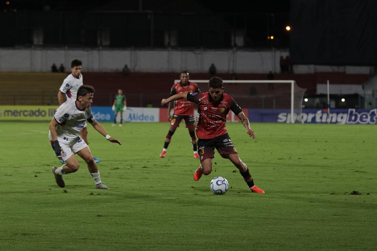 Deportivo Cuenca jugó frente a San Lorenzo la noche del 5 de mayo de 2026. Foto: Xavier Caivinagua para El Mercurio