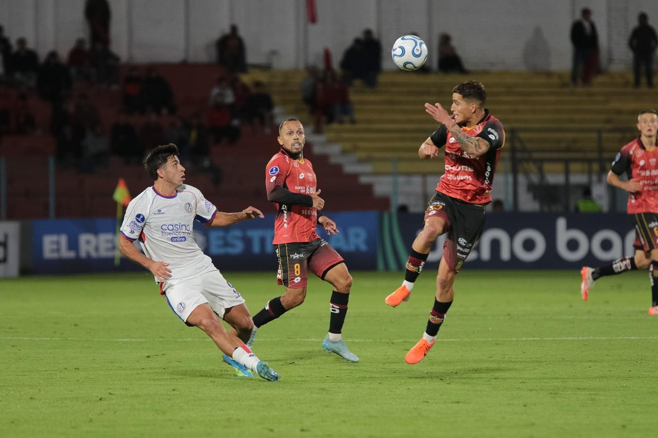 Deportivo Cuenca recibió a San Lorenzo la noche de este 5 de mayo de 2026. Foto: Xavier Caivinagua para El Mercurio.