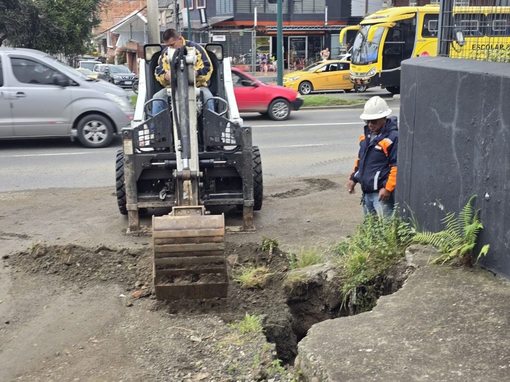 ETAPA EP trabaja en la avenida de las Américas para reparar la tubería. Foto: ETAPA EP