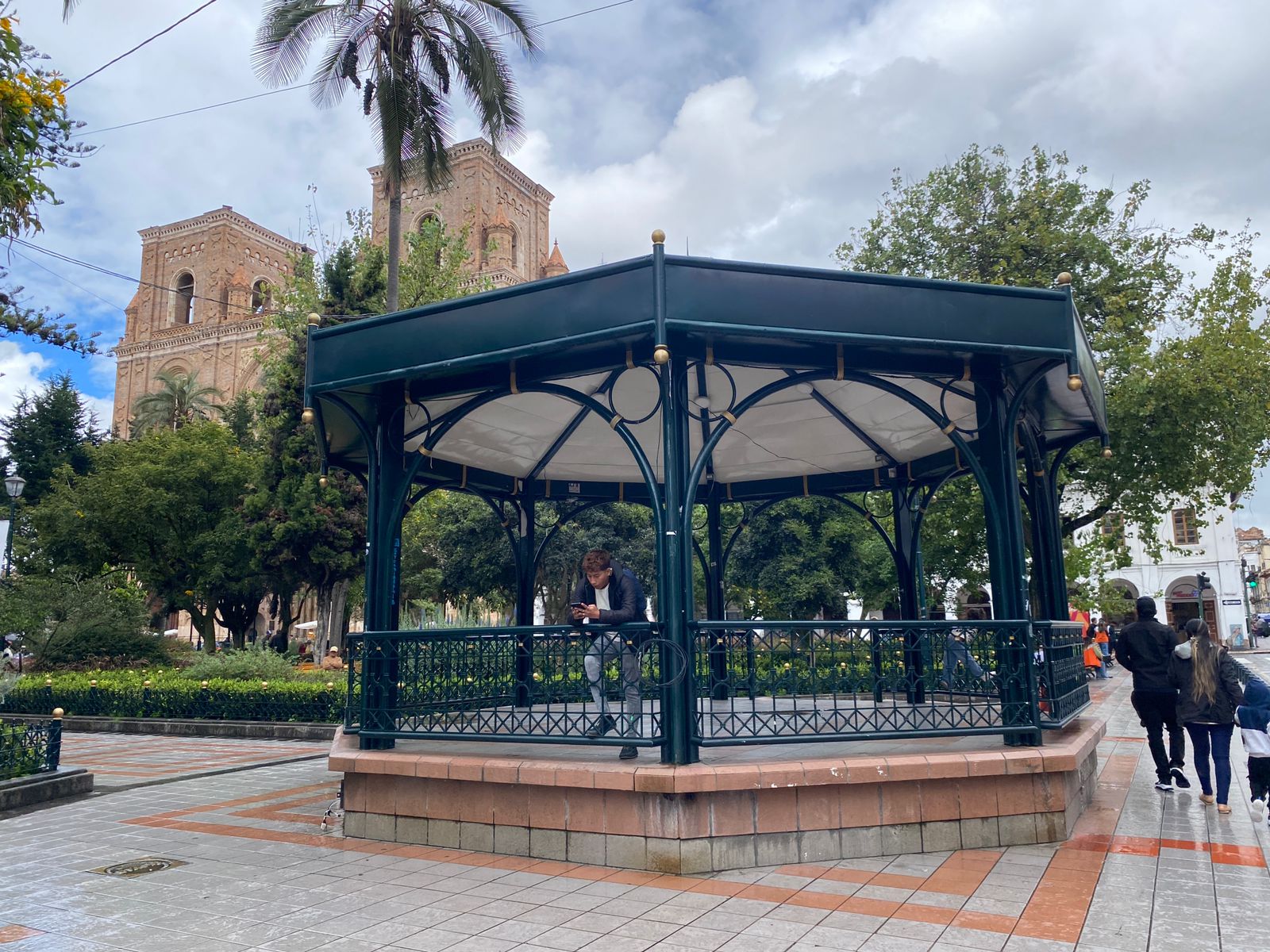 La Glorieta estará cerrada por una intervención en el piso del Parque Calderón. Foto: El Mercurio