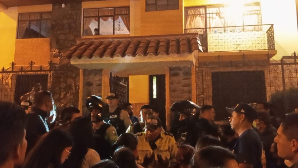 Docenas de padres de familia llegaron hasta una vivienda para pedir justicia y respuestas sobre el paradero de un profesor que estaría involucrado en dos casos de abuso sexual. Foto: El Mercurio