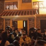 Docenas de padres de familia llegaron hasta una vivienda para pedir justicia y respuestas sobre el paradero de un profesor que estaría involucrado en dos casos de abuso sexual. Foto: El Mercurio