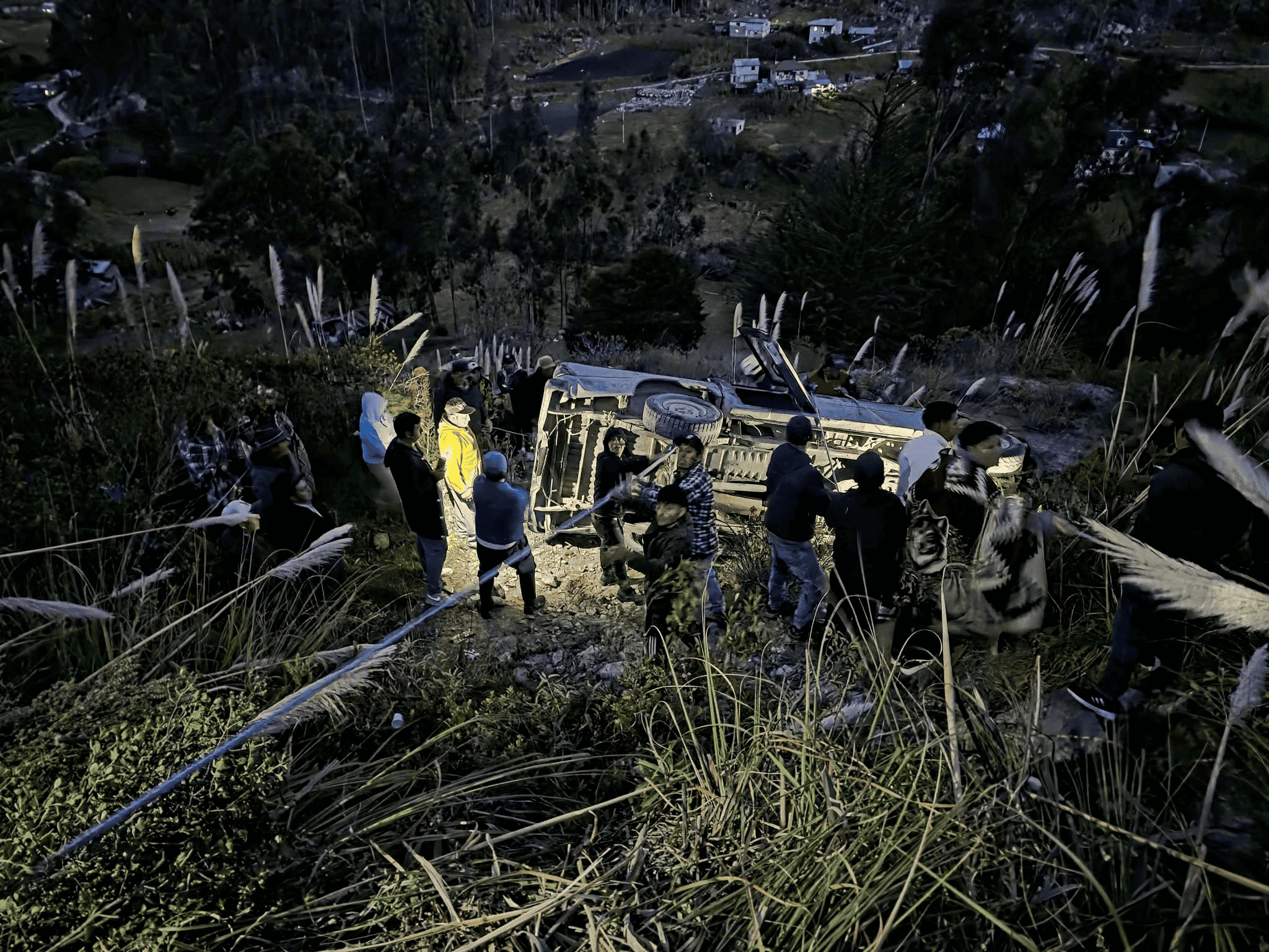 Un vehículo se accidentó en el cantón Nabón. El hecho dejó una persona fallecida. Foto: CENTERSTUDIORECORDS