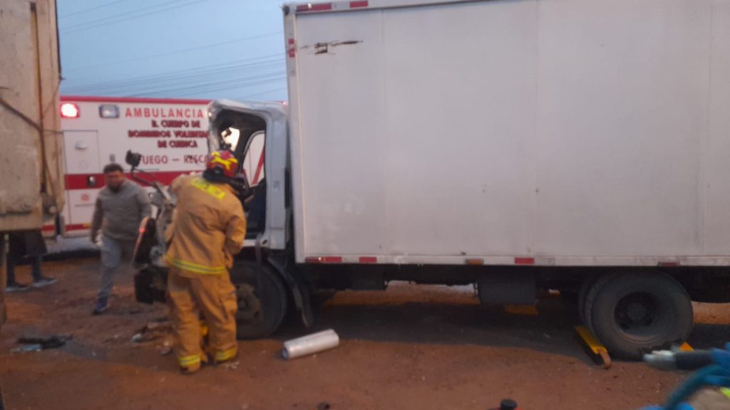 El Cuerpo de Bomberos de Cuenca rescató a un hombre tras el accidente. Foto: ECU911
