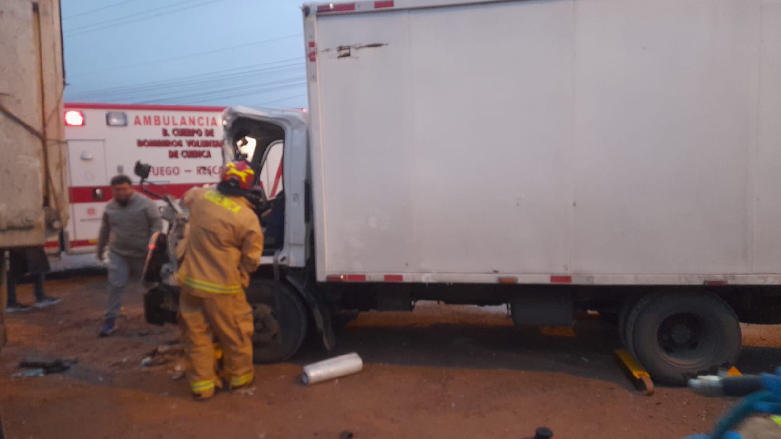 El Cuerpo de Bomberos de Cuenca rescató a un hombre tras el accidente. Foto: ECU911