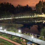 Recorrido nocturno por la pasarela que rodea la laguna de Guabizhún, en el cantón Déleg, provincia de Cañar. /Cortesía