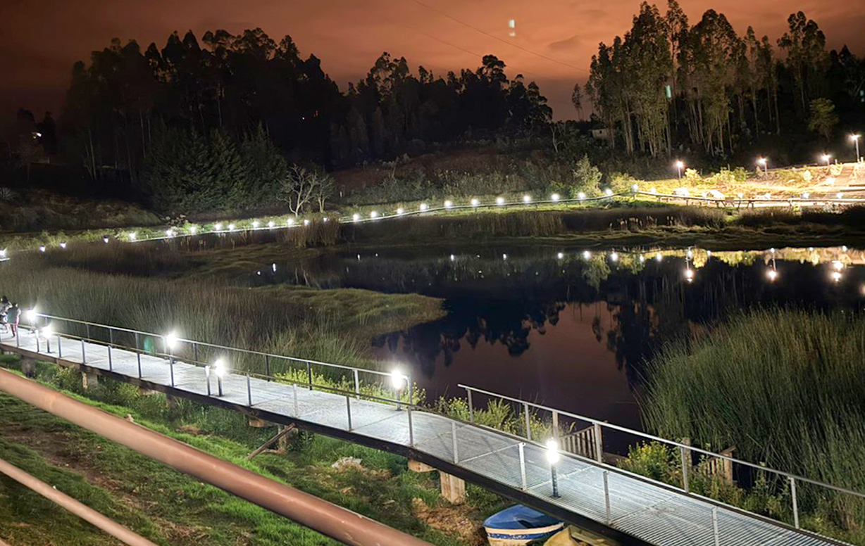 Recorrido nocturno por la pasarela que rodea la laguna de Guabizhún, en el cantón Déleg, provincia de Cañar. /Cortesía