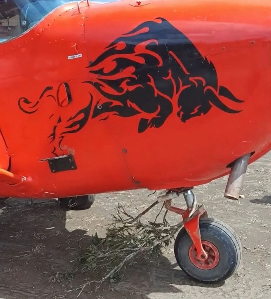 Avioneta impactó árboles en Pastaza. Iban con tres pasajeros. Un su tren de aterrizaje quedaron los restos de las ramas.