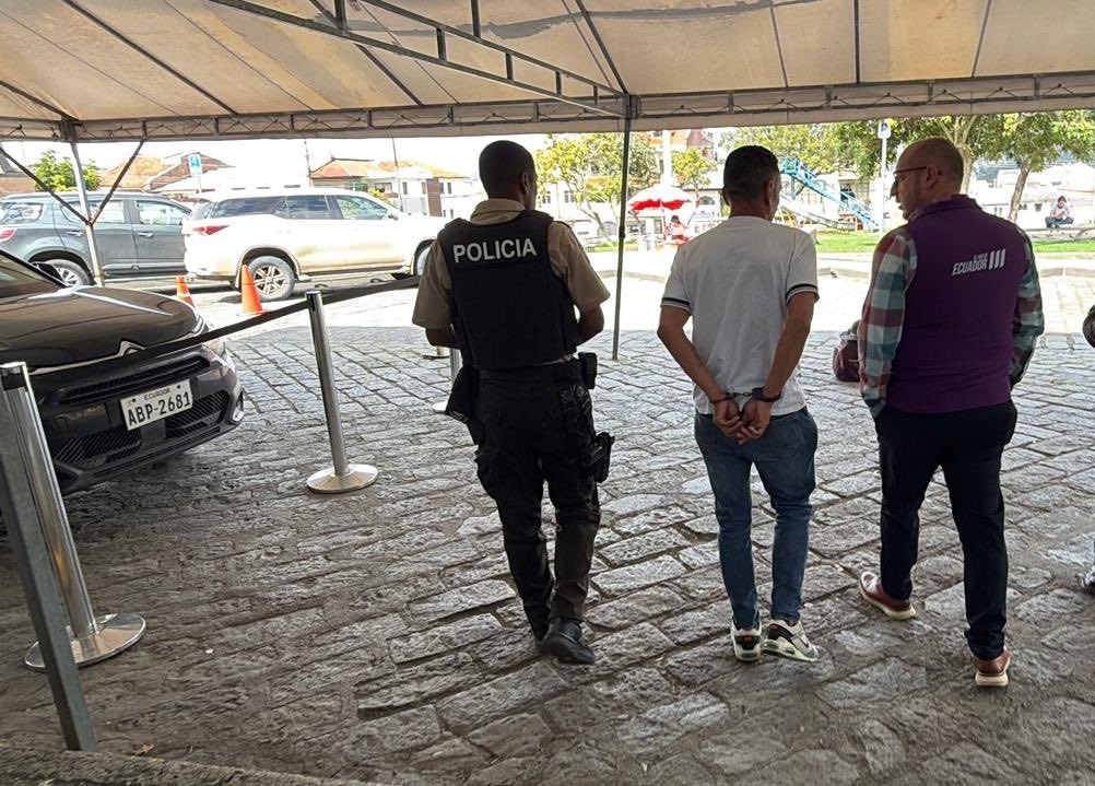 Un ciudadano fue aprehendido por un aparente uso de documentación alterada. /Cortesía