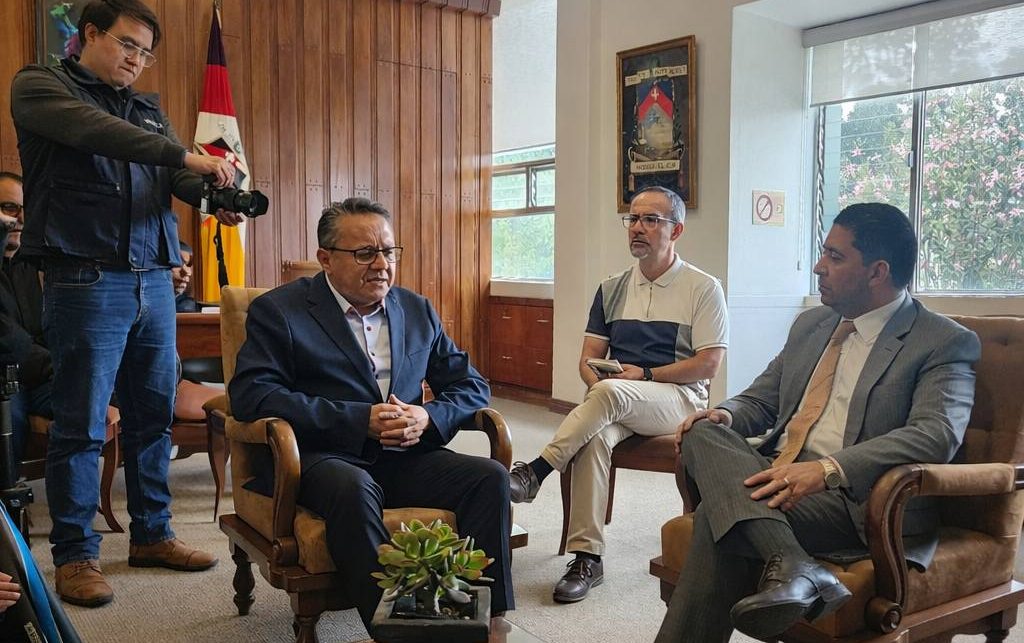 Carlos Guayas (I) en una reunión con el rector de la Universidad de Cuenca en marzo pasado. Foto: ASOEXA-BM
