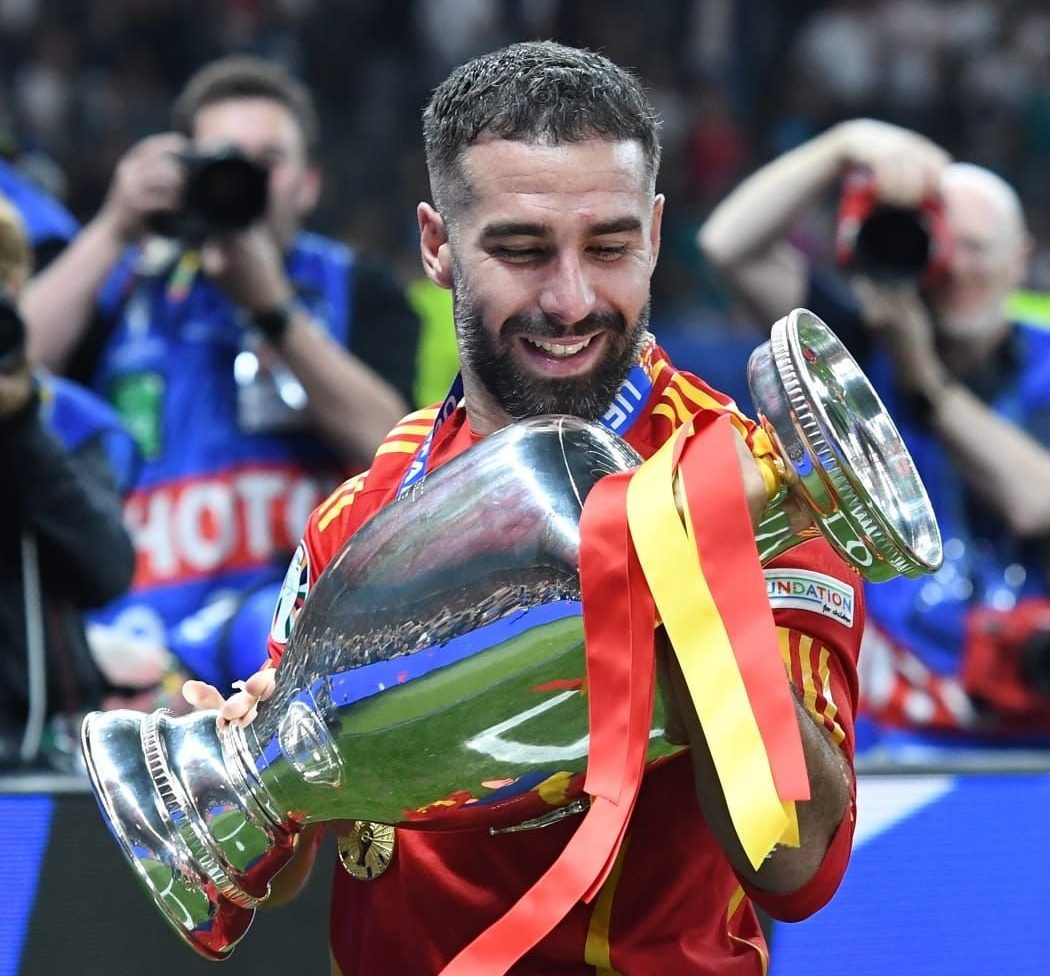 Dani Carcvajal alzando la Eurocopa con España. Foto: Dani Carvajal