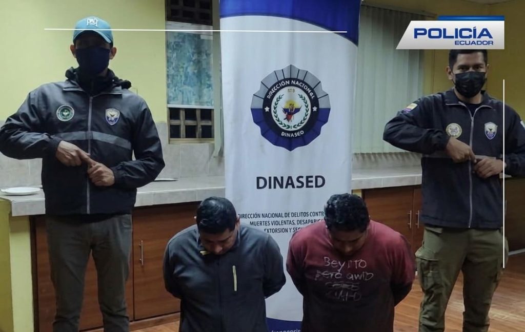 Dos hermanos fueron detenidos por estar acusados de cometer un crimen en Cuenca. Foto: Policía Nacional