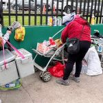 Personal de la Guardia Municipal Ciudadana procedió con el retiro de comerciantes autónomos de los exteriores del Hospital José Carrasco Arteaga del Seguro Social, en Cuenca. /Cortesía