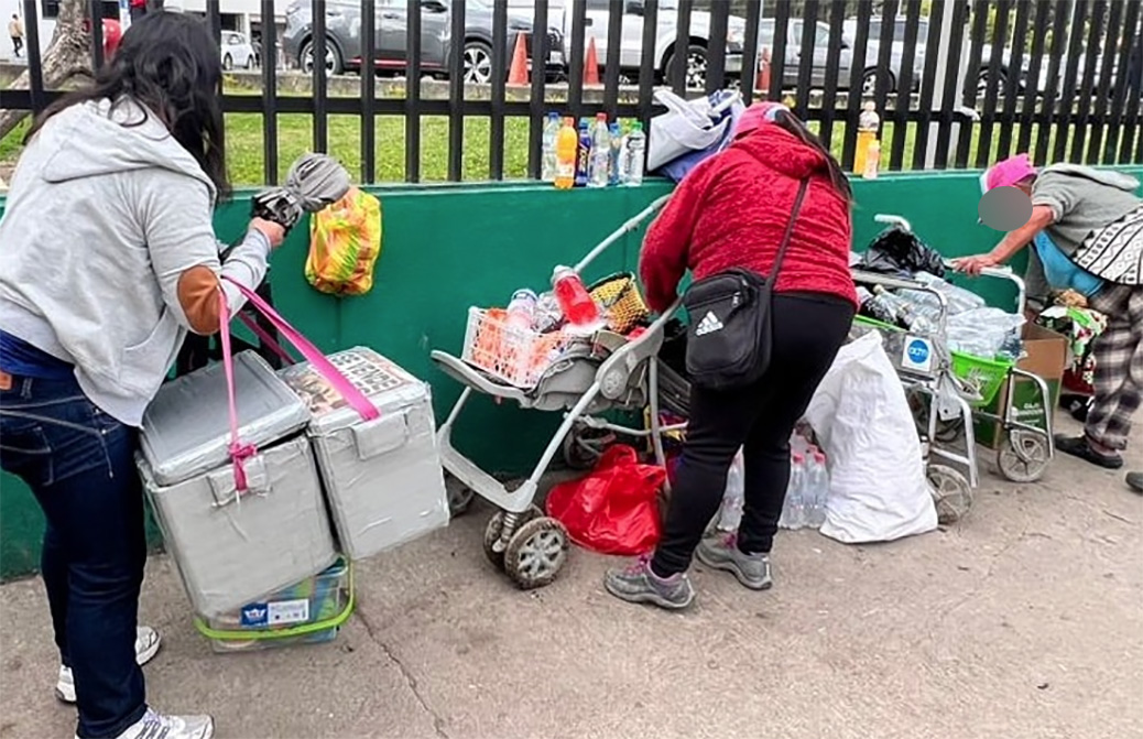 Personal de la Guardia Municipal Ciudadana procedió con el retiro de comerciantes autónomos de los exteriores del Hospital José Carrasco Arteaga del Seguro Social, en Cuenca. /Cortesía