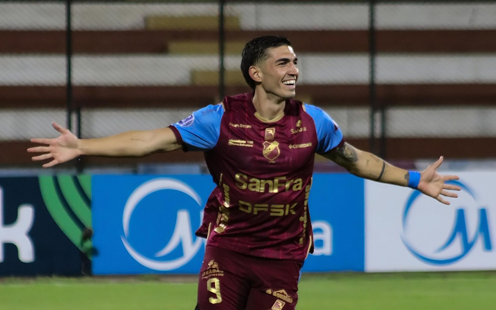 Franco Posse celebra gol de Macará. Foto: Macará