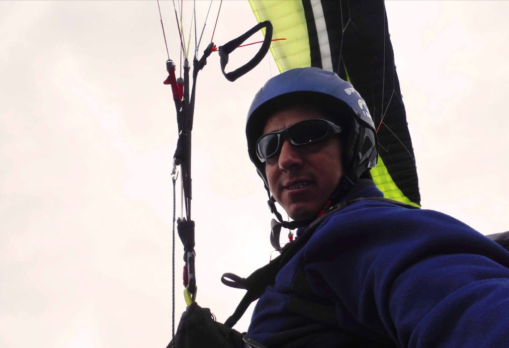 El azuayo José Barrera destaca en el parapentismo mundial. En abril de 2026, obtuvo el primer lugar en el Task 6 del ‘PWC Governador Valadares 2026’. /Cortesía