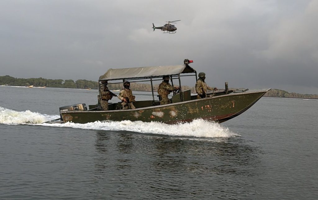 Militares se tomaron Puerto Bolívar, en la provincia de El Oro. Foto: X