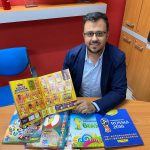 Andrés Muñoz Araneda muestra su colección personal de albumes mundialistas. / Xavier Caivinagua