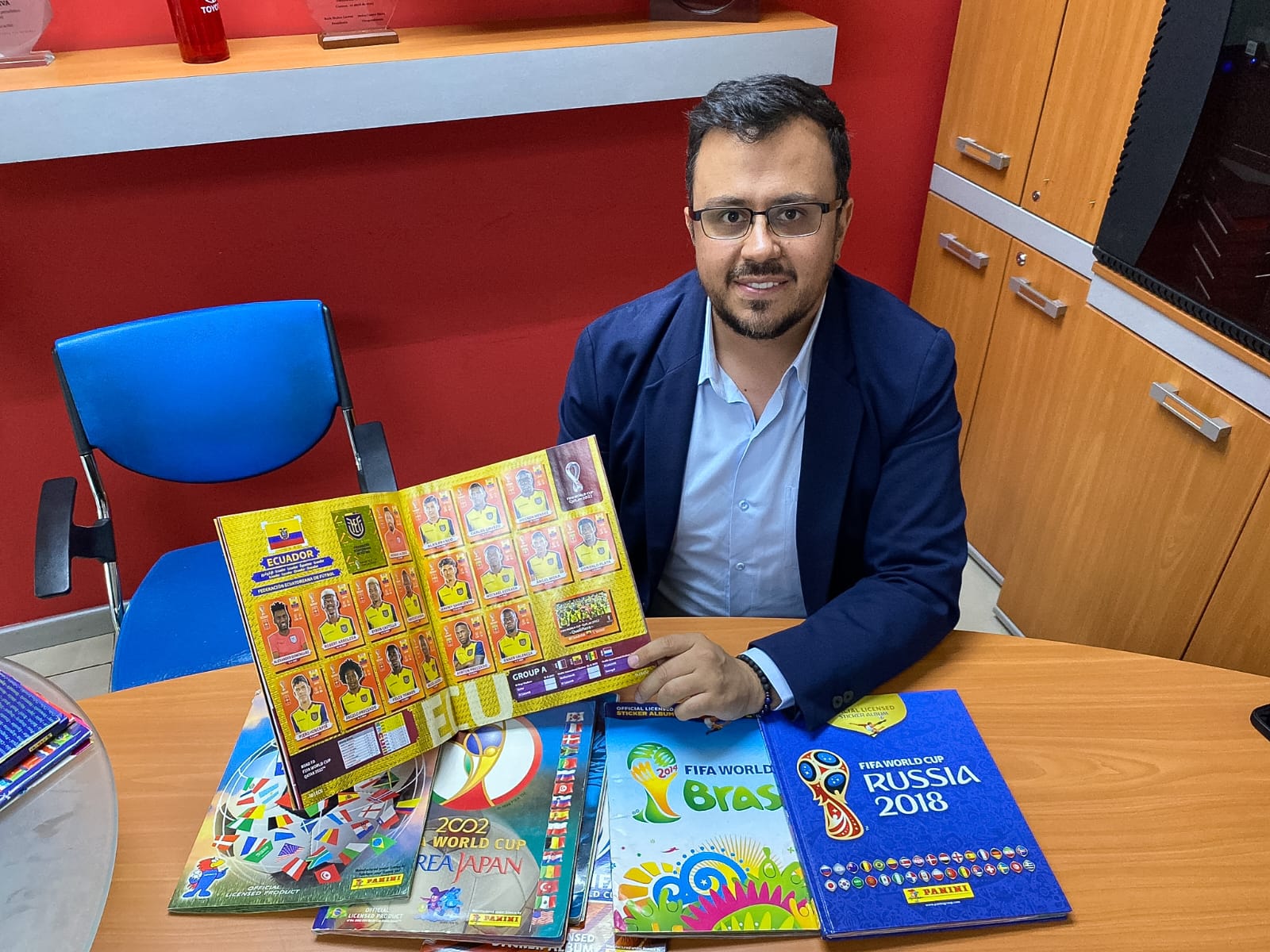 Andrés Muñoz Araneda muestra su colección personal de albumes mundialistas. / Xavier Caivinagua