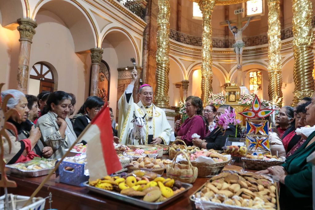 Monseñor Marcos Pérez Caicedo, El Arzobispo de Cuenca, bendijo los dulces elaborados por productoras locales para venderlos durante el Septenario. / XCA