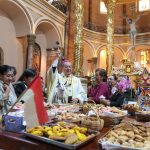 Monseñor Marcos Pérez Caicedo, El Arzobispo de Cuenca, bendijo los dulces elaborados por productoras locales para venderlos durante el Septenario. / XCA