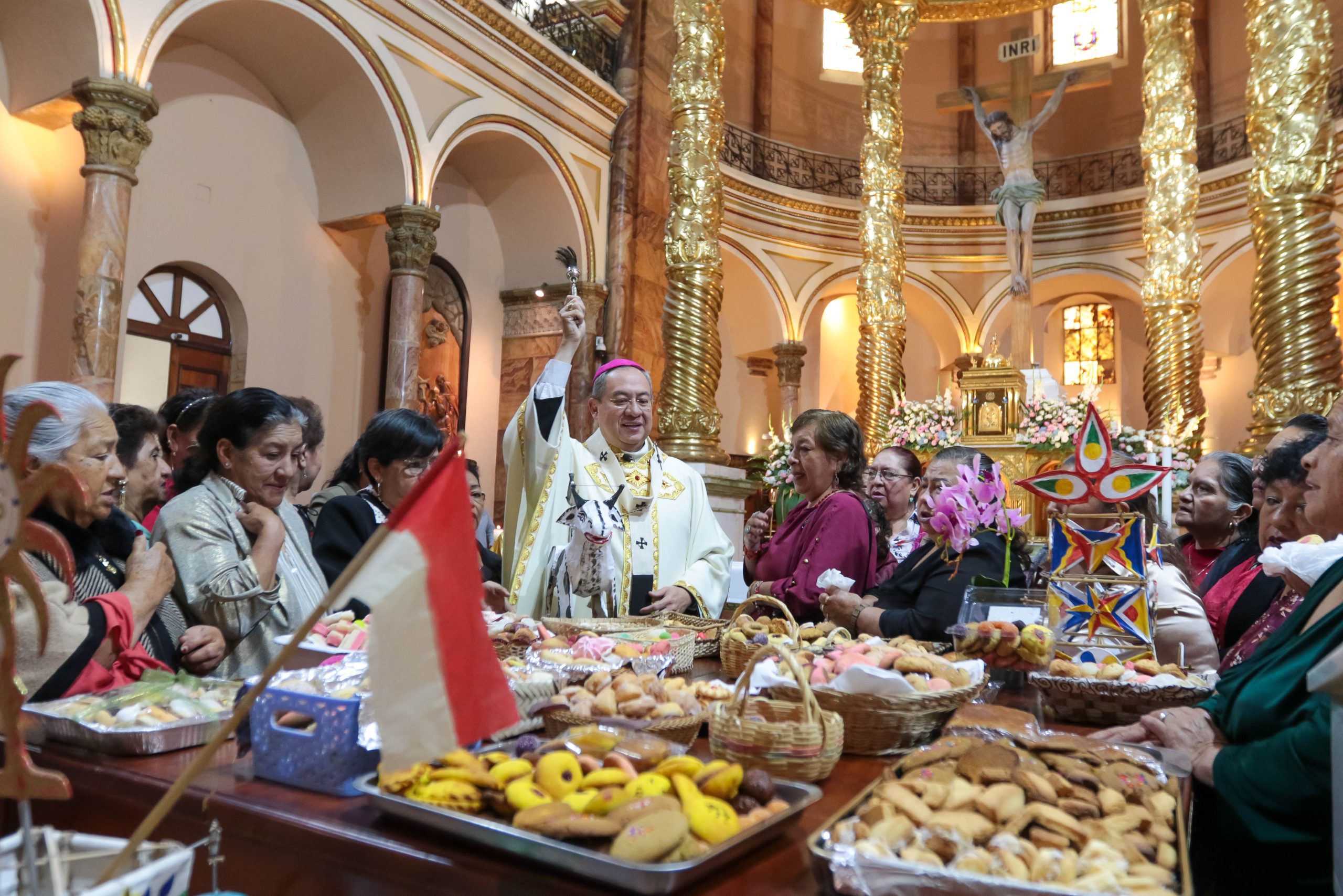 Monseñor Marcos Pérez Caicedo, El Arzobispo de Cuenca, bendijo los dulces elaborados por productoras locales para venderlos durante el Septenario. / XCA
