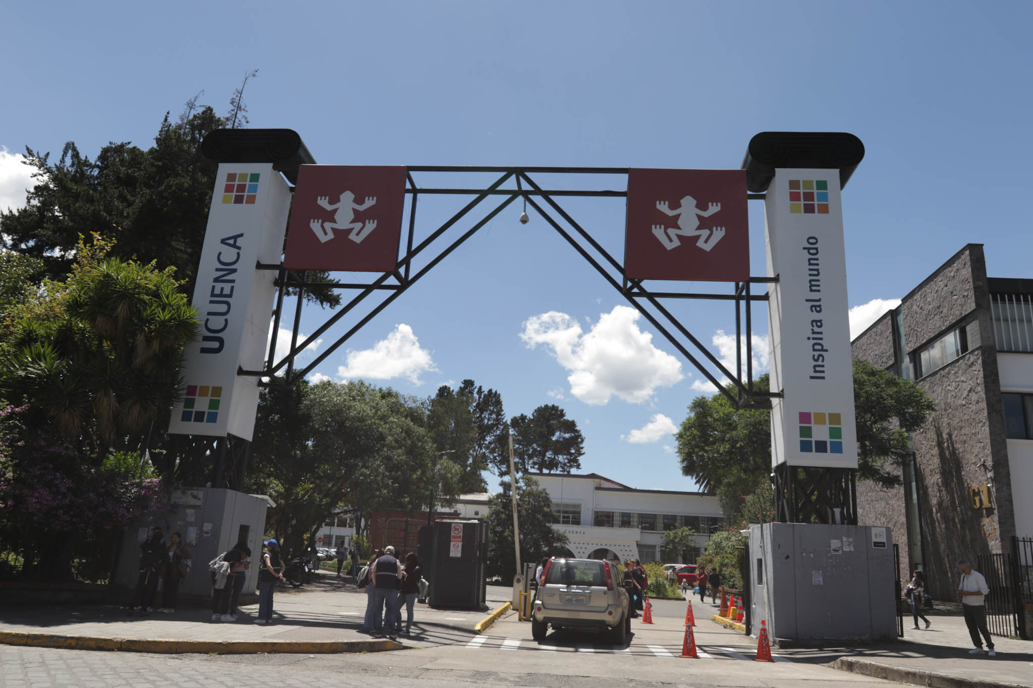 La Universidad de Cuenca aplicó cambios tras la suspensión del servicio de transporte urbano. Foto: El Mercurio