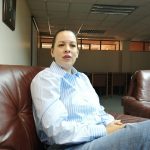 Pacientes de enfermedades raras como la esclerosis múltiple reclaman para que se asegure la adquisición de medicamentos en hospital del Seguro Social. /Foto generada con IA
