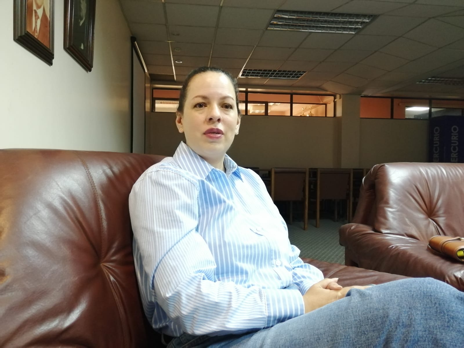 Pacientes de enfermedades raras como la esclerosis múltiple reclaman para que se asegure la adquisición de medicamentos en hospital del Seguro Social. /Foto generada con IA