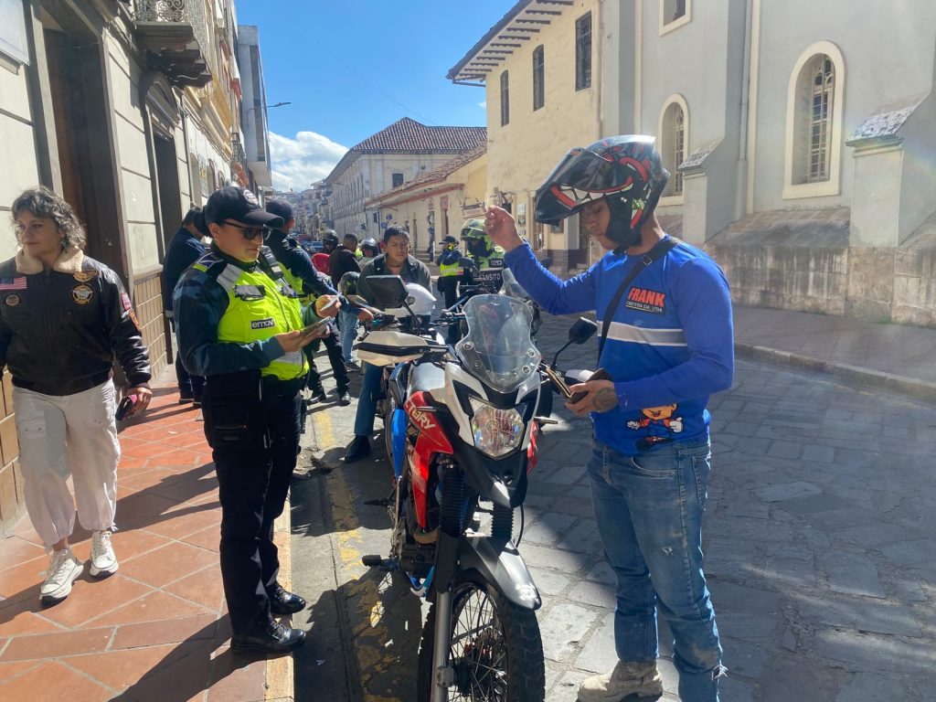 La Empresa de Movilidad (EMOV EP), del Municipio de Cuenca, ayer cumplió un operativo de control de motocicletas.