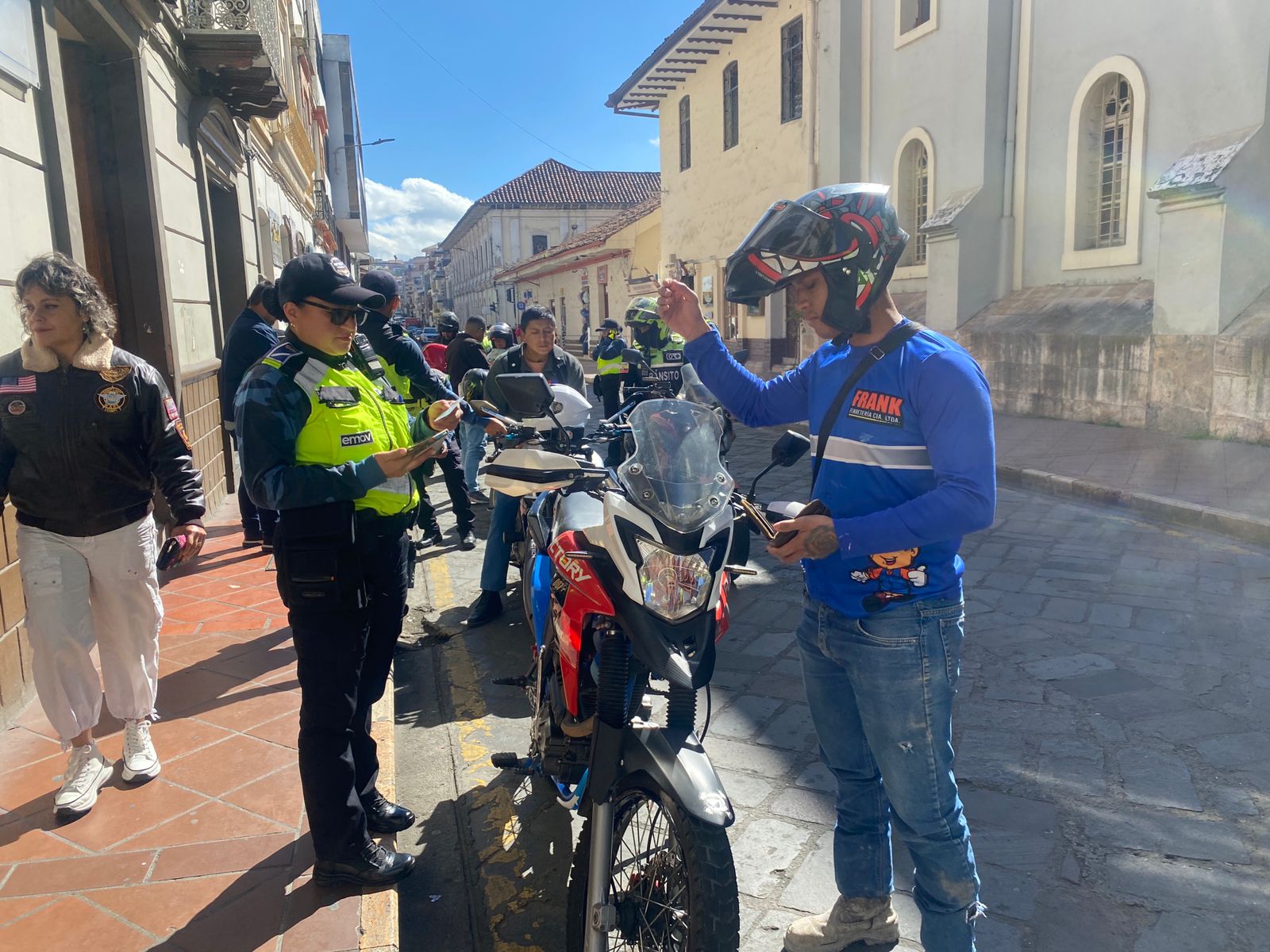 La Empresa de Movilidad (EMOV EP), del Municipio de Cuenca, ayer cumplió un operativo de control de motocicletas.