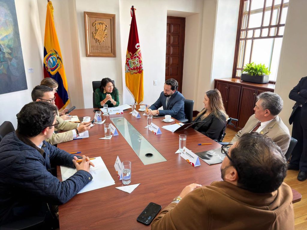 Marisol Peñaloza, alcaldesa subrogante de Cuenca, se reunió con los asambleístas de Azuay.