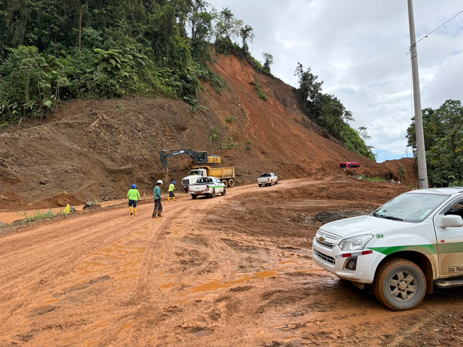 Las fuertes lluvias de la madrugada de este martes 9 de junio provocaron deslaves e inundaciones que ocasionaron el cierre de todas las vías que conectan a Azuay con las provincias de Guayas y El Oro.