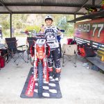 El piloto ecuatoriano Sebastián Cherres se prepara para la prueba clasificatoria del Latinoamericano de Minicross. /JRO
