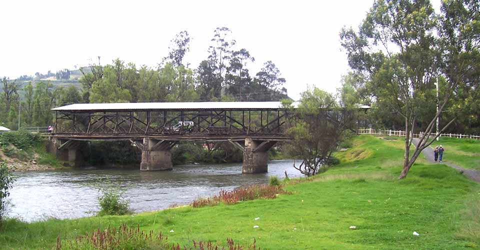 El adulto mayor Manuel V., de aproximadamente 70 años, falleció tras caer al río Santa Bárbara en Gualaceo, cerca del puente Velasco Ibarra. /Foto referencial