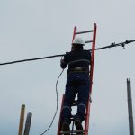 En varios sectores de Ecuador se realizan intervenciones en la infraestructura eléctrica ante la posible llegada del fenómeno de El Niño. Foto: API