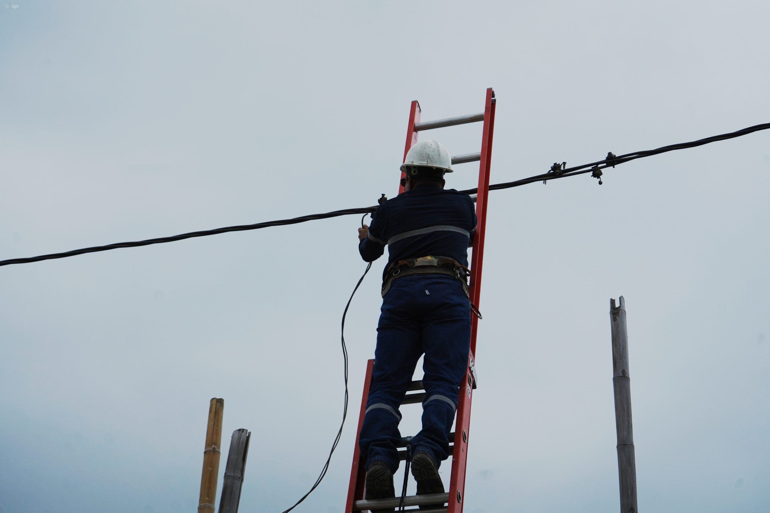 En varios sectores de Ecuador se realizan intervenciones en la infraestructura eléctrica ante la posible llegada del fenómeno de El Niño. Foto: API