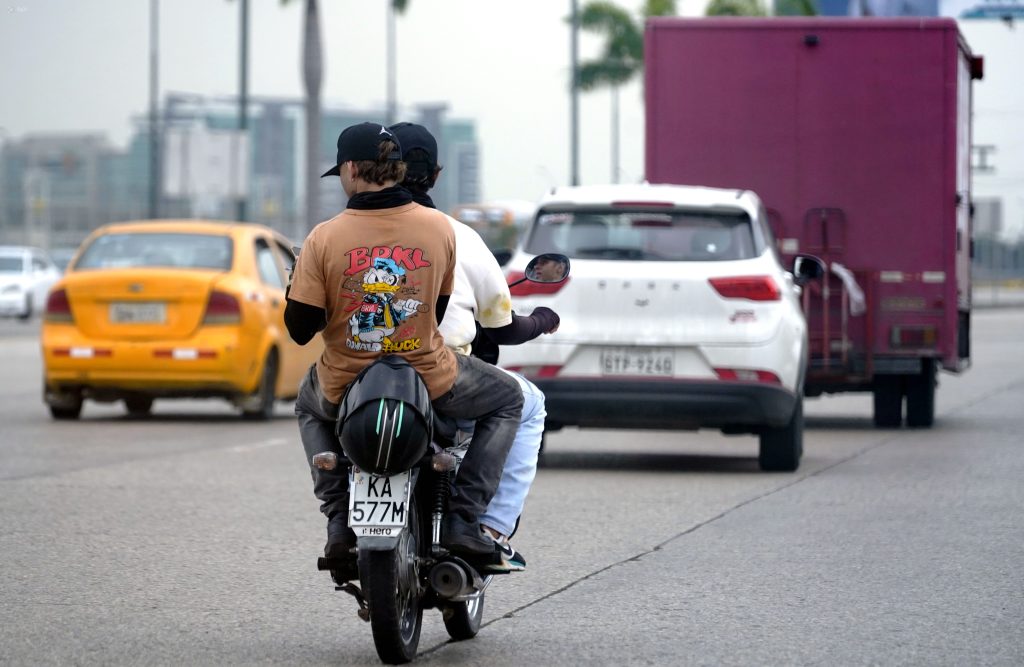 El objetivo de la ordenanza es prohibir que en Cuenca dos personas estén en una motocicleta. Foto: API