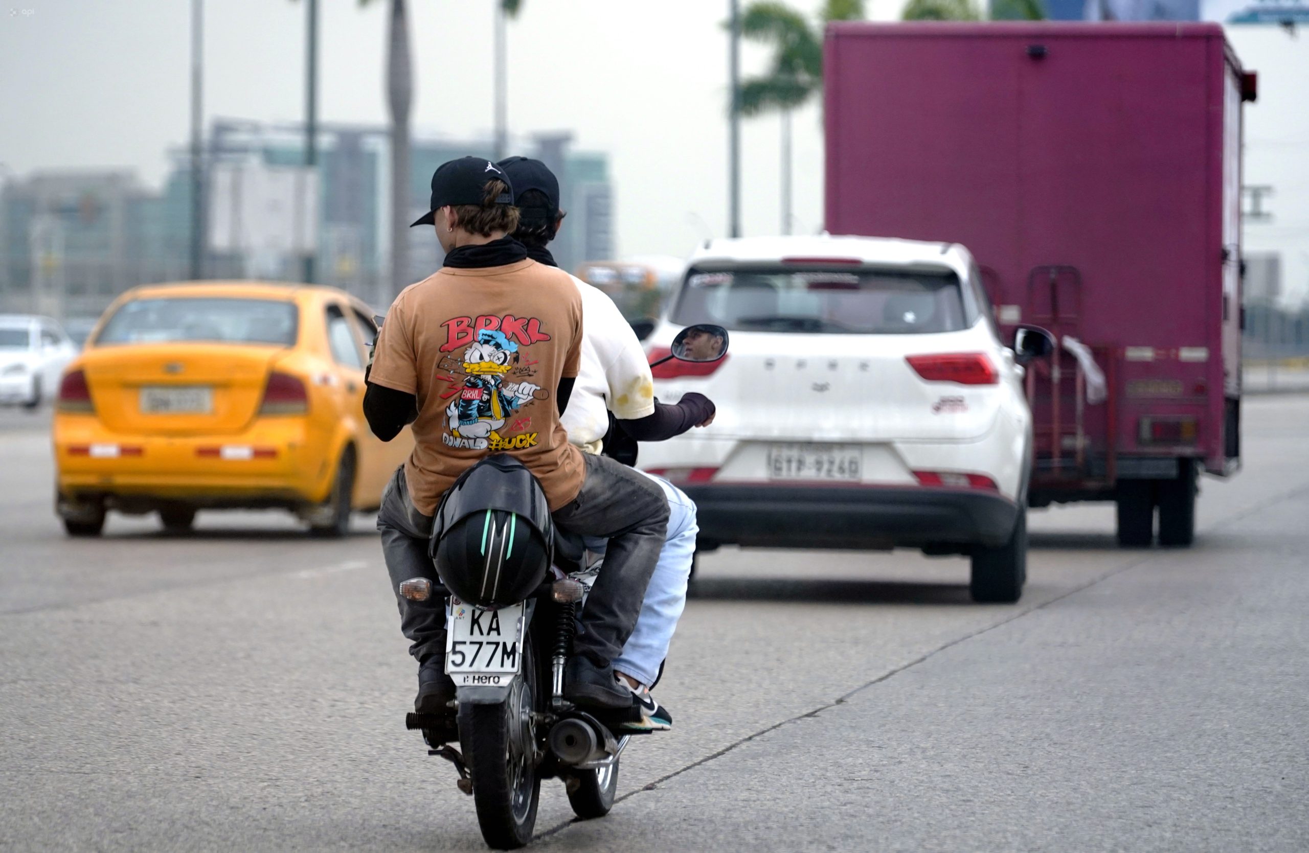 El objetivo de la ordenanza es prohibir que en Cuenca dos personas estén en una motocicleta. Foto: API