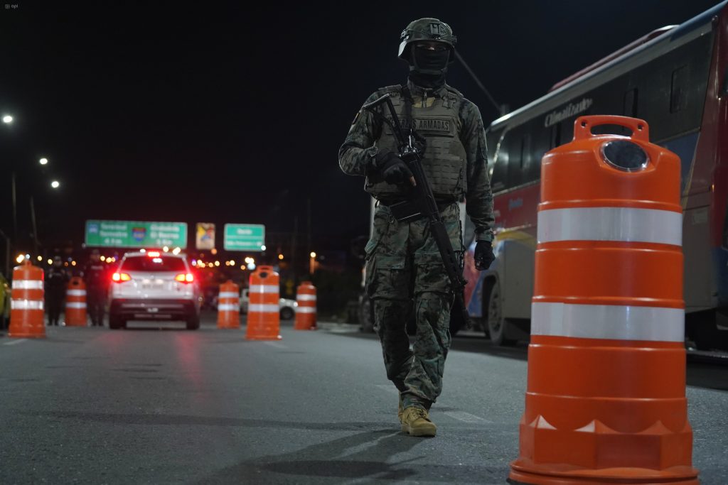 Las Fuerzas Armadas y la Policía Nacional podrán hacer allanamientos en el estado de excepción. Foto: API
