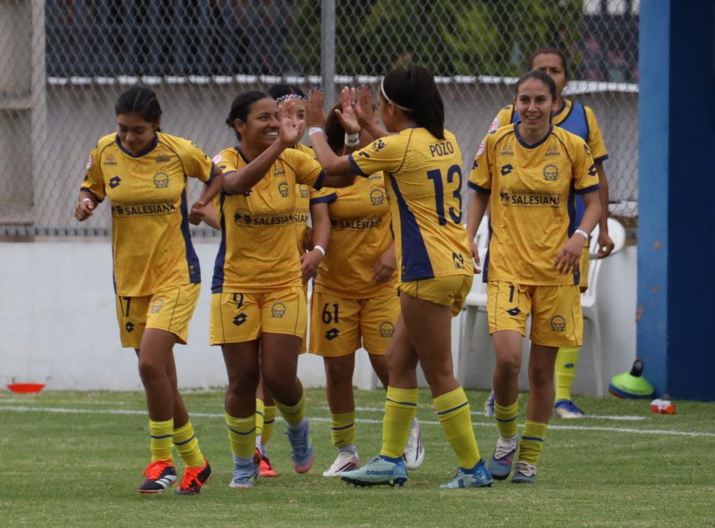 Las jugadoras del conjunto salesiano celebran el gol de Luisa Espinoza, que le dio el triunfo ante Espuce en el estadio Valeriano Gavinelli. /API