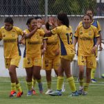 Las jugadoras del conjunto salesiano celebran el gol de Luisa Espinoza, que le dio el triunfo ante Espuce en el estadio Valeriano Gavinelli. /API