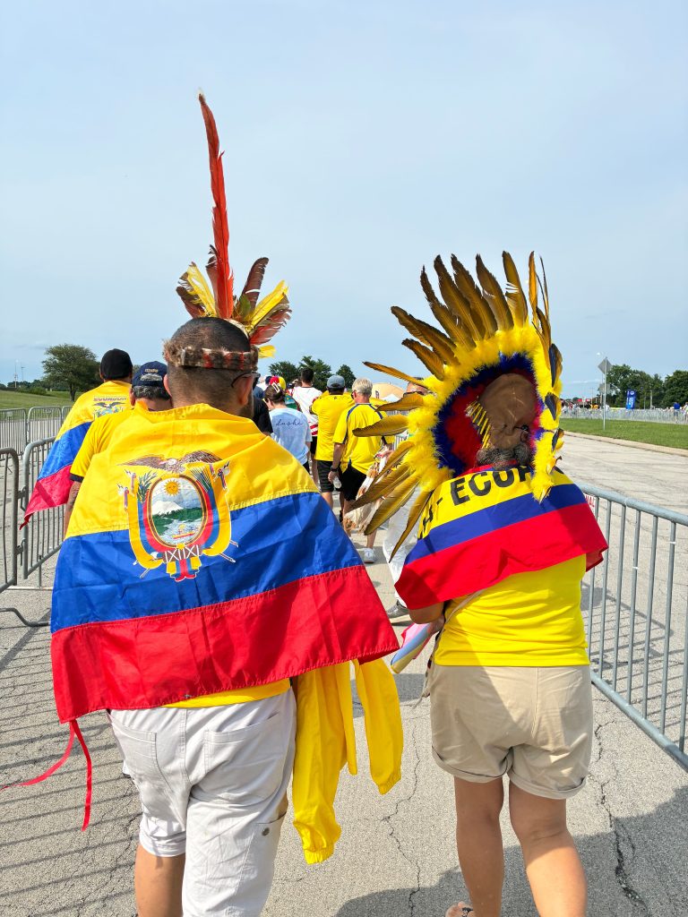 Dos ecuatorianos dirigiéndose al estadio de Kansas City para asistir al partido entre Ecuador y Curazao. Foto: Andrés Mazza