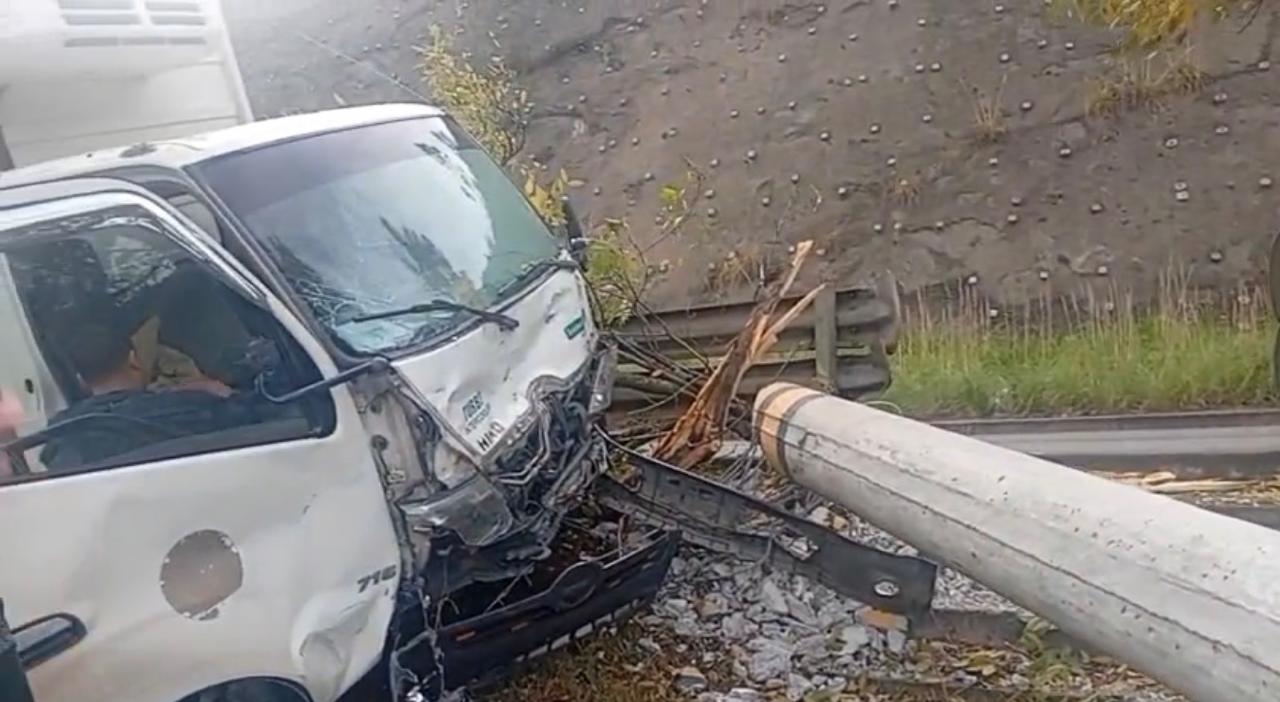 El siniestro vial involucró a varios automotores sobre la autopista en el acceso a la parroquia Paccha. /Cortesía
