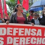 Representantes de la Unión Nacional de Educadores (UNE) exigen que se derogue el decreto ejecutivo que los obliga a laborar los sábados. /Cortesía