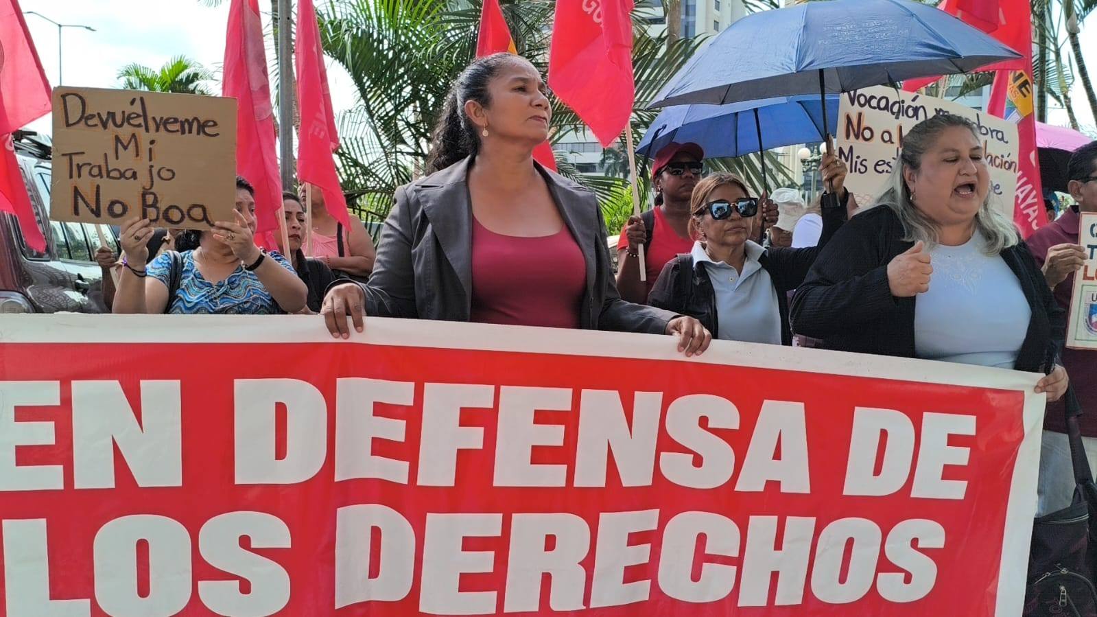Representantes de la Unión Nacional de Educadores (UNE) exigen que se derogue el decreto ejecutivo que los obliga a laborar los sábados. /Cortesía