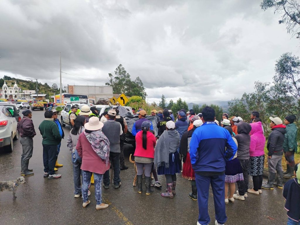 Moradores de comunidad retuvieron camioneta que transportaba ganado muerto. Foto: GAD de Tarqui