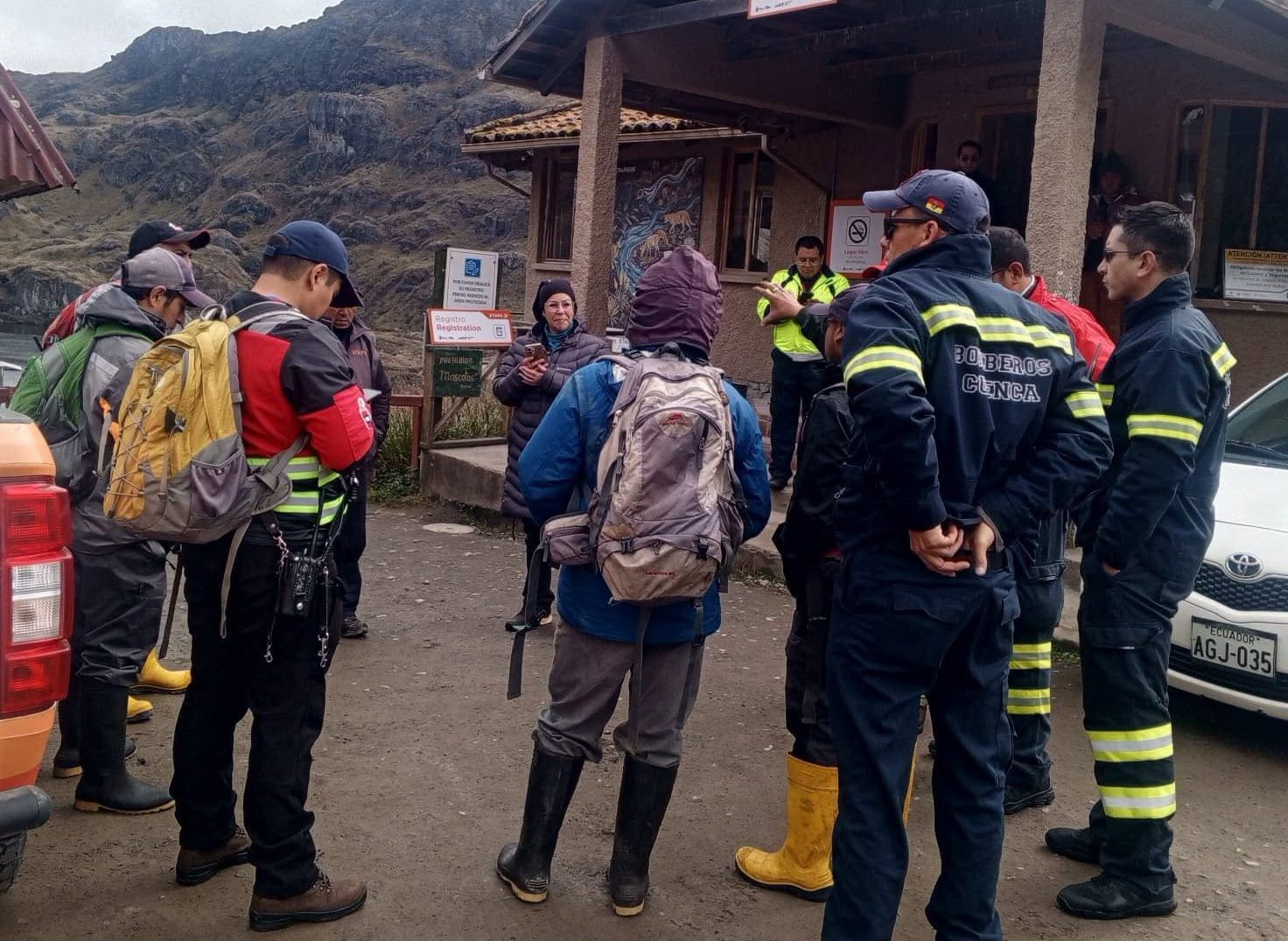 Personal de servicios de emergencia buscan a un hombre que se encuentra desaparecido en Cuenca. Foto: ETAPA