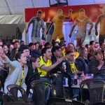 Aficionados en el Fan Zone ubicado en el parqueo del Banco del Austro junto al Milenium Plaza./ KYY